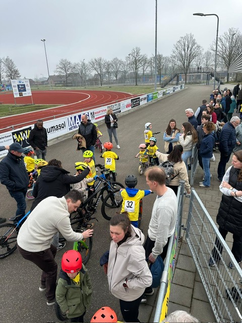 Kinderen en publiek langs de wielerbaan tijdens de Dikke Banden Race