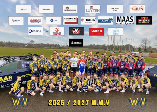 Grote groepsfoto van jeugdrenners en renners van WWV