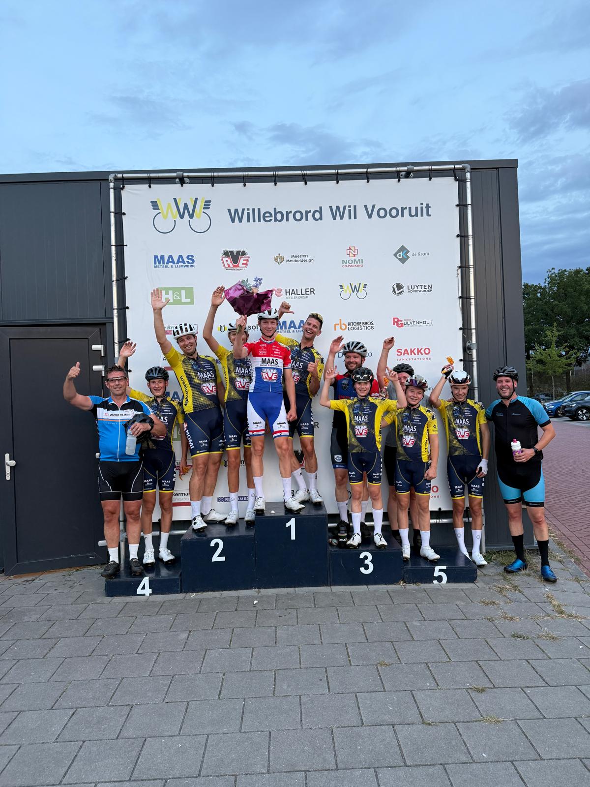 Renners en kinderen op het podium na de ouder-kindwedstrijd