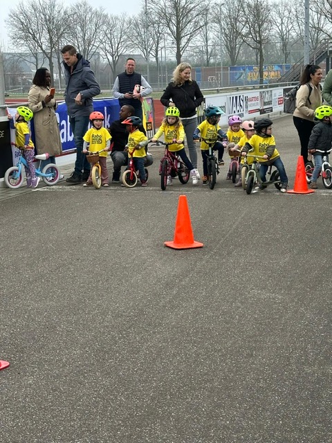 Kinderen met fietsen aan de start van de Dikke Banden Race