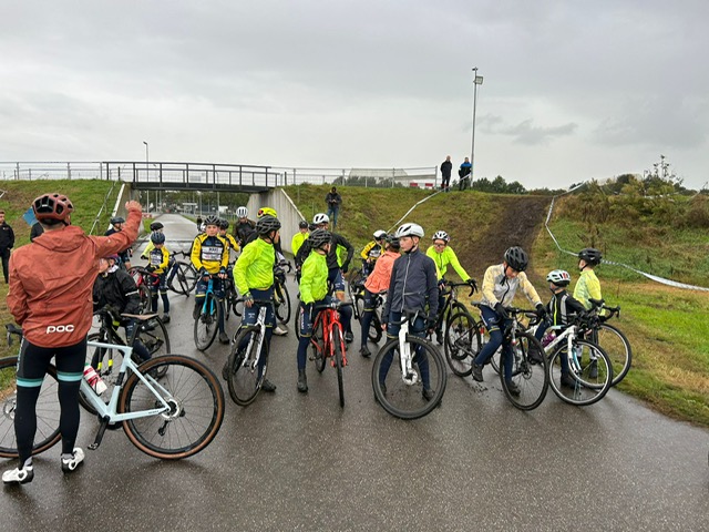 Jeugdrenners met fietsen op het parcours van de WWV-wielerbaan